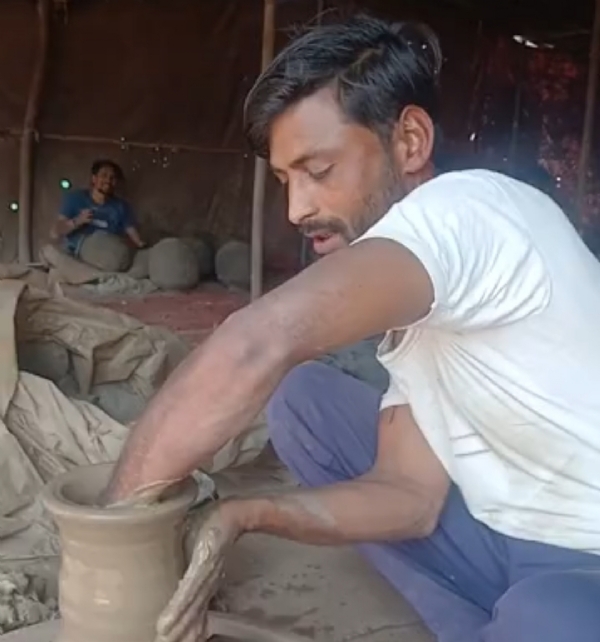 સરસ્વતી તાલુકાના વદાણી ગામમાં સુમરા પરિવારના માટલાંની ઉનાળામાં ભારે માંગ