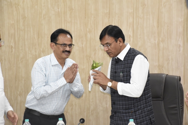 કેન્દ્રીય કેબિનેટ મંત્રી મનસુખ માંડવીયાના અધ્યક્ષ સ્થાને દિશા સમિતિની બેઠક યોજાઇ. કેન્દ્રીય કેબિનેટ મંત્રી મનસુખ માંડવીયાના અધ્યક્ષ સ્થાને દિશા સમિતિની બેઠક યોજાઇ.