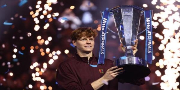 એટીપી ફાઇનલ્સ: જૈનિક સિનરે અલકારેજને સીધા સેટમાં હરાવીને સતત બીજો ખિતાબ જીત્યો