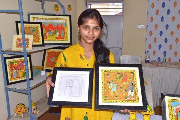 ભારત પર્વ મંચ દ્વારા દેશનો સમૃદ્ધ વારસો ઉજાગર કરી રહી છે તેલંગાણાની ચેરિયાલ ચિત્રકાર ભારત પર્વ મંચ દ્વારા દેશનો સમૃદ્ધ વારસો ઉજાગર કરી રહી છે તેલંગાણાની ચેરિયાલ ચિત્રકાર