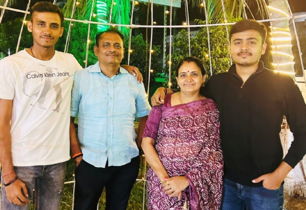 અમલેશ્વરના સરપંચે પરિવાર સાથે અંગદાનની જાહેરાત કરી તેનું સપનું પૂરું કર્યું અમલેશ્વરના સરપંચે પરિવાર સાથે અંગદાનની જાહેરાત કરી તેનું સપનું પૂરું કર્યું