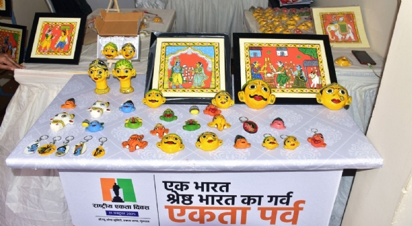 ભારત પર્વ મંચ દ્વારા દેશનો સમૃદ્ધ વારસો ઉજાગર કરી રહી છે તેલંગાણાની ચેરિયાલ ચિત્રકાર ભારત પર્વ મંચ દ્વારા દેશનો સમૃદ્ધ વારસો ઉજાગર કરી રહી છે તેલંગાણાની ચેરિયાલ ચિત્રકાર