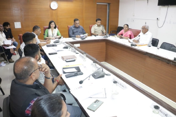 માર્ગદર્શન આપતા કલેકટર માર્ગદર્શન આપતા કલેકટર