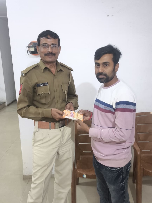 ફ્રોડથી ગયેલા રૂપિયા અરજદારને પરત કરાવતી ઉદ્યોગનગર પોલીસ. ફ્રોડથી ગયેલા રૂપિયા અરજદારને પરત કરાવતી ઉદ્યોગનગર પોલીસ.