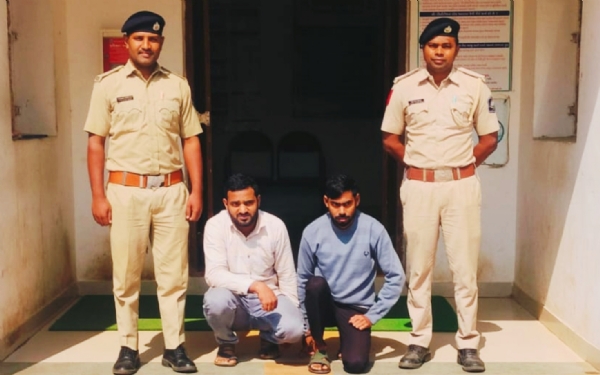 વાલિયા પોલીસે ગોદરેજ કંપનીના આયાતી કેમિકલની ઉઠાંતરી કરતા બે તસ્કરોને ઝડપી પાડ્યા વાલિયા પોલીસે ગોદરેજ કંપનીના આયાતી કેમિકલની ઉઠાંતરી કરતા બે તસ્કરોને ઝડપી પાડ્યા