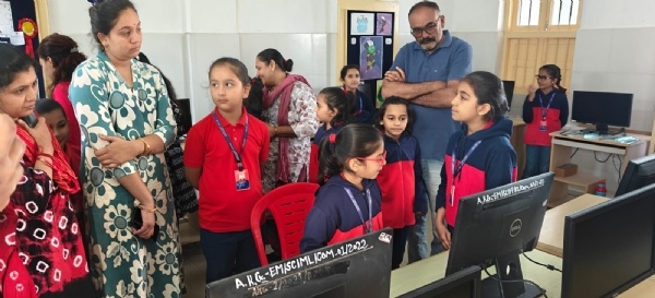 આર્ય કન્યા ગુરુકુલ ખાતે યુઓલો વાર્ષિક પ્રતિભા મહોત્સવ યોજાયો.