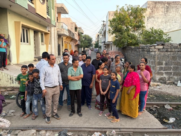 નીરમા કંપની હસ્તગના રેલવે ટ્રેકમાં ગંદીના કારણે સ્થાનિકો ત્રાહિમામ.