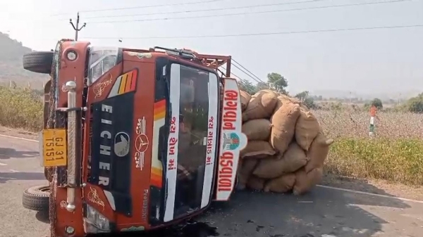 ખાંભા–ચલાલા રોડ પર મગફળી ભરેલો ટ્રક પલ્ટાયો: વાહનવ્યવહાર અટવાયો, કોઈ જાનહાનિ નહીં