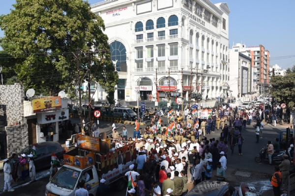 68 રાજકોટ(પૂર્વ) વિધાનસભા મતવિસ્તારમાં યોજાયેલી એકતા પદયાત્રામાં બહોળી સંખ્યામાં નાગરિકો ઉત્સાહભેર જોડાયા 68 રાજકોટ(પૂર્વ) વિધાનસભા મતવિસ્તારમાં યોજાયેલી એકતા પદયાત્રામાં બહોળી સંખ્યામાં નાગરિકો ઉત્સાહભેર જોડાયા