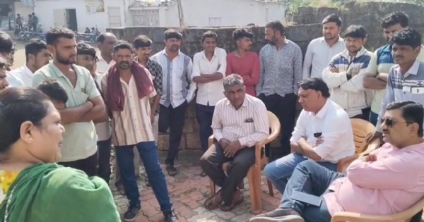 ખાંભા-ગીર વિસ્તારમાં બોરાળા પ્રાથમિક શાળામાં તાળાબંધી: આચાર્યના વર્તન સામે વાલીઓનો રોષ, 15 મિનિટમાં થયો નિર્ણય ખાંભા-ગીર વિસ્તારમાં બોરાળા પ્રાથમિક શાળામાં તાળાબંધી: આચાર્યના વર્તન સામે વાલીઓનો રોષ, 15 મિનિટમાં થયો નિર્ણય