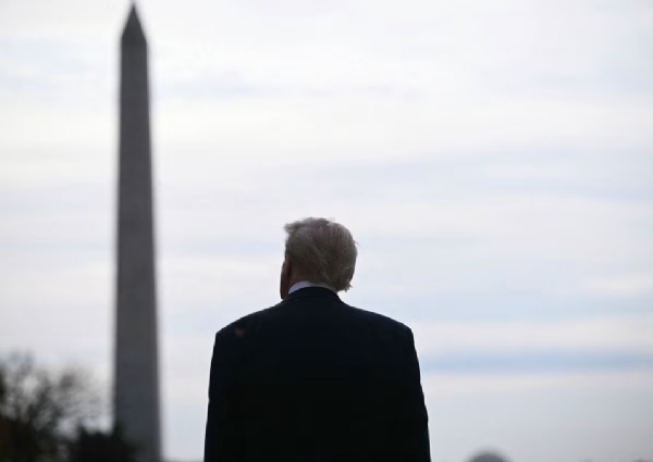 આકાશને નિહાળતા રાષ્ટ્રપતિ ડોનાલ્ડ ટ્રમ્પ આકાશને નિહાળતા રાષ્ટ્રપતિ ડોનાલ્ડ ટ્રમ્પ