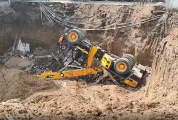 ક્રેન ઊંડા ખાડામાં ખાબકી ક્રેન ઊંડા ખાડામાં ખાબકી