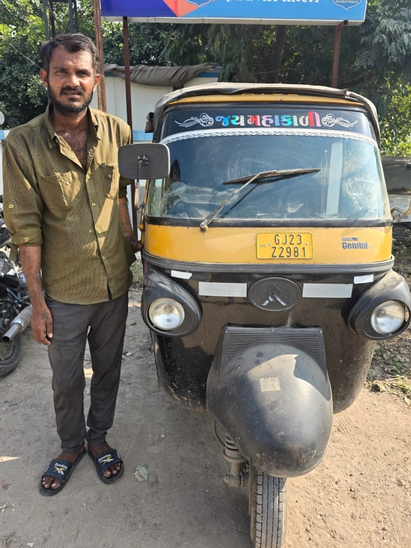 જૂનાગઢથી ચોરી થયેલ રીક્ષા પોરબંદરથી ઝડપાઇ.