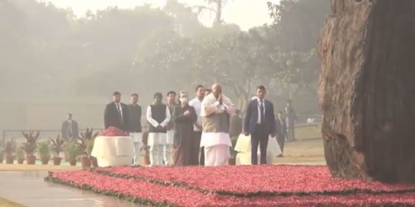 કોંગ્રેસના નેતાઓએ શક્તિ સ્થળ પર ઇન્દિરા ગાંધીને શ્રદ્ધાંજલિ આપી