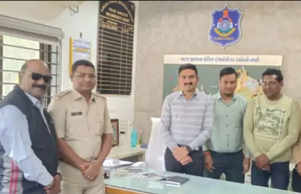 પાટણ પ્રજાપતિ સમાજ દ્વારા સમૂહ લગ્ન અને શિવ કથા માટે પોલીસને આમંત્રણ પાટણ પ્રજાપતિ સમાજ દ્વારા સમૂહ લગ્ન અને શિવ કથા માટે પોલીસને આમંત્રણ