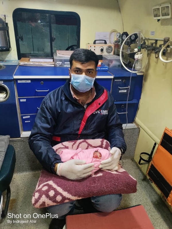 જસદણમાં તાજા જન્મેલા નવજાત શિશુની મદદે આવતા રાજકોટ જિલ્લા આરોગ્ય તંત્ર અને 108ની ટીમ જસદણમાં તાજા જન્મેલા નવજાત શિશુની મદદે આવતા રાજકોટ જિલ્લા આરોગ્ય તંત્ર અને 108ની ટીમ