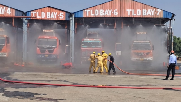 રાજકોટના નવાગામમાં આઈ.ઓ.સી.એલ.ના પ્લાન્ટમાં એલ.પી.જી. લીક થયા બાદ આગ એક મોકડ્રીલ રાજકોટના નવાગામમાં આઈ.ઓ.સી.એલ.ના પ્લાન્ટમાં એલ.પી.જી. લીક થયા બાદ આગ એક મોકડ્રીલ