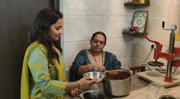 અમરેલીની સાસુ–વહુની ‘અથાણાં ઉદ્યોગ’ સફળતા કથા: ઘરથી શરૂ થયેલો વ્યવસાય આજે દેશભરમાં મોગરાંપણે ફેલાયો