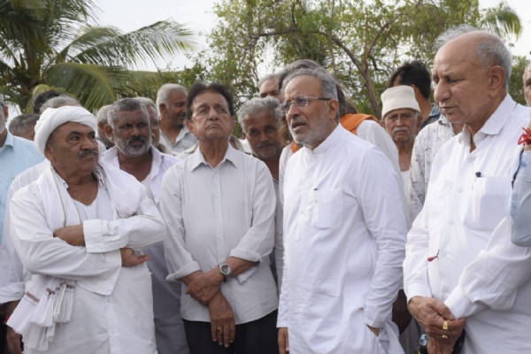 પોરબંદર જિલ્લાના કમોસમી વરસાદગ્રસ્ત વિવિધ ગામોની મુલાકાત કરતા વન અને પર્યાવરણ મંત્રી અર્જુન મોઢવાડિયા.