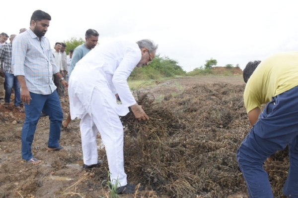 પોરબંદર જિલ્લાના કમોસમી વરસાદગ્રસ્ત વિવિધ ગામોની મુલાકાત કરતા વન અને પર્યાવરણ મંત્રી અર્જુન મોઢવાડિયા.