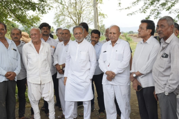 પોરબંદર જિલ્લાના કમોસમી વરસાદગ્રસ્ત વિવિધ ગામોની મુલાકાત કરતા વન અને પર્યાવરણ મંત્રી અર્જુન મોઢવાડિયા.