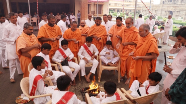 સ્વામિનારાયણ સંપ્રદાયના બાળકોએ શ્લોક કંઠસ્થ કર્યા સ્વામિનારાયણ સંપ્રદાયના બાળકોએ શ્લોક કંઠસ્થ કર્યા