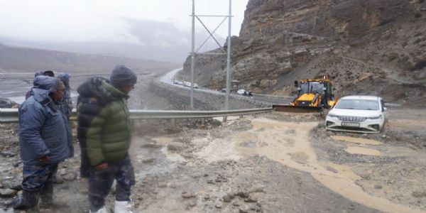 નેપાળ: ભારે હિમવર્ષા અને ભૂસ્ખલનથી ઉપલા મુસ્તાંગનો સંપર્ક તૂટયો, ભારત અને અન્ય દેશોના 550 થી વધુ પ્રવાસીઓ ફસાયા