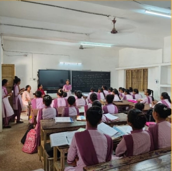 બાલુબા કન્યા વિદ્યાલયમાં સરદાર પટેલ જન્મજયંતિની ઉજવણીના  ભાગરૂપે  વિવિધ સ્પર્ધાઓનું આયોજન કરાયું .