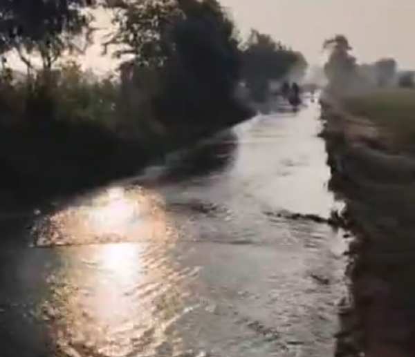 સરસ્વતી તાલુકાના નાયતા ગામ નજીક દાંતીવાડા કેનાલ ઓવરફ્લો, ખેડૂતોની 10 વીઘા જમીન પાણીમાં સરસ્વતી તાલુકાના નાયતા ગામ નજીક દાંતીવાડા કેનાલ ઓવરફ્લો, ખેડૂતોની 10 વીઘા જમીન પાણીમાં