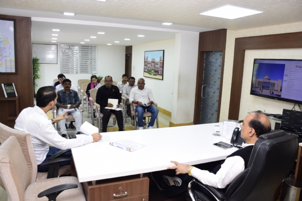 - નર્મદા જિલ્લામાં નોંધાયેલા કુલ 4,69,487 મતદારો માટે 617 બુથ પર BLO દ્વારા થઈ રહી છે SIRની સક્રિય કામગીરી થકી 58.76 ટકા મતદારોનું મોબાઈલ વેરિફિકેશન પૂર્ણ રાજપીપલા,20 નવેમ્બર (હિ.સ.)   ભારતના ચૂંટણી આયોગ દ્વારા મતદારયાદી માટેનો Special intensive Revision(SIR) કાર્યક્રમ જાહેર કરવામાં આવ્યો છે. જે અંતર્ગત 1 જાન્યુઆયરી,2026 ની લાયકાતની તારીખના સંદર્ભમાં મતદારયાદી માટેના SIR કાર્યક્રમ અંગે માહિતગાર કરવા માટે માન્ય રાજકીય પક્ષો સાથે જિલ્લા ચૂંટણી અધિકારી અને જિલ્લા કલેક્ટર એસ.કે.મોદીની અધ્યક્ષતામાં બેઠક યોજાઈ હતી. રાજકીય પક્ષોના પ્રતિનિધિઓ Special intensive Revision (SIR) કાર્યક્રમ અંતર્ગત નર્મદા જિલ્લાના મતદારોને માહિતગાર અને મદદરૂપ થઈ શકે તે માટે આ બેઠક દરમિયાન જિલ્લા ચૂંટણી અધિકારી અને કલેકટરએ જરૂરી માર્ગદર્શન પુરૂં પાડ્યું હતું. જેમાં આ કામગીરીના આગળના તબક્કે મતદારોને વધુ માહિતગાર કરવા અને મતદાર યાદી પ્રક્રિયામાં સહભાગી બની સરળતાથી પૂર્ણ થાય, કોઈપણ મતદારનો યાદીમાં સમાવેશ થતાં રહી ન જાય તે જોવા ઉપર જિલ્લા ચૂંટણી અધિકારીએ ખાસ ભાર મૂક્યો હતો.  નર્મદા જિલ્લામાં મતદાર યાદી અંગે Special Intensive Revision (SIR) હેઠળની કામગીરી સુવ્યવસ્થિત રીતે ચાલી રહી છે. જિલ્લામાં કુલ 4,69,487 મતદારો નોંધાયેલા છે. સમગ્ર જિલ્લામાં 617 બુથ કાર્યરત છે, તેમજ દરેક બુથ પર 01 (એક) બુથ લેવલ ઓફિસર (BLO) ની નિમણૂંક કરી દેવામાં આવી છે. BLO દ્વારા દરેક મતદારના ઘરે-ઘરે જઈને એન્યુમરેશન (EF) ફોર્મ-2 ભરવાનું તથા માહિતીનું ચકાસણી કાર્ય ચાલી રહ્યું છે. ત્યારબાદ BLO APP મારફતે ડિજિટાઈઝેશન પ્રક્રિયા હાથ ધરવામાં આવી રહી છે, જે આગામી તા 04 ડિસેમ્બર-2025 સુધી ચાલુ રહેશે. નર્મદા જિલ્લામાં વિધાનસભા મત વિસ્તાર મુજબ એન્યુમરેશન પ્રગતિ (EF – Digitization) અંગે વાત કરવામાં આવે તો 147-નાંદોદ મત વિસ્તારમાં નોંધાયેલા કુલ 	2,38,265 મતદારો પૈકી 20.31 ટકા અને 148- દેડિયાપાડા મત વિસ્તારમાં નોંધાયેલા કુલ 2,31,222 મતદારો પૈકી 20.32 ટકા EF ડિજિટાઈઝેશનની કામગીરી આજદિન સુધી કરવામાં આવી છે.  સમગ્ર જિલ્લામાં અત્યાર સુધી કુલ 58.76% મતદારોનું મોબાઈલ નંબર વેરિફિકેશન થયું છે એટલે કે વર્ષ 2002 ની મતદાર યાદીમાં સમાવિષ્ટ મતદારોની ઓળખ કરી લેવામાં આવી છે. ઓળખ નહીં થયેલા તથા નવા મતદારો 09 ડિસેમ્બર,2025 થી 31 જાન્યુઆયરી,2026 દરમ્યાન ECI દ્વારા માન્ય કાગળ પુરાવા સાથે સુધરો કરાવી શકશે.  મતદારોની સુવિધા માટે જિલ્લા પ્રશાસન દ્વારા ખાસ તકેદારી લેવામાં આવી રહી છે. જેમાં મતદારો પોતાની વિગતો અંગે પોતાના બુથ લેવલ ઓફિસર (BLO) નો સીધો સંપર્ક કરી શકે છે. દરેક પ્રાંત કચેરી તેમજ મામલતદાર કચેરીએ હેલ્પ ડેસ્ક શરૂ કરવામાં આવી છે. જ્યાંથી મતદાર પોતાનું નામ વર્ષ 2002ની મતદાર યાદીમાં છે કે કેમ, તે શોધી શકે છે.  જિલ્લા ચૂંટણી અધિકારી અને કલેક્ટરશ્રી નર્મદા દ્વારા મતદાર યાદીની શુદ્ધતા અને પારદર્શિતા જાળવવા તમામ મતદારોને સહકાર આપવા જણાવાયું છે. SIR અંતર્ગત ચાલતી કામગીરીમાં સક્રિય ભાગ લેવા જિલ્લામાં તમામ રાજકીય પક્ષો અને નાગરિકોને પણ અપીલ કરી છે.