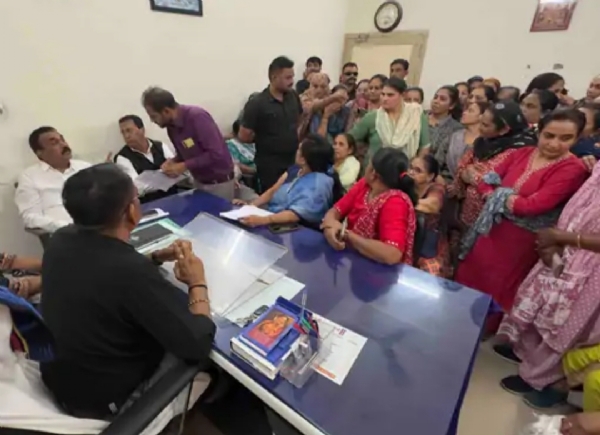 પાટણના વોર્ડ 11માં પાણી ભરાવાની સમસ્યાને લઈ મહિલાઓનો નગરપાલિકામાં પહોંચી ઉગ્ર હલ્લાબોલ