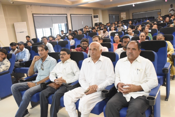 પોરબંદર જિલ્લામાં પ્રધાનમંત્રી કિસાન સન્માન નિધિ યોજનાનો 21મો હપ્તા વિતરણ અવસરે વિશેષ કાર્યક્રમ યોજાયો.