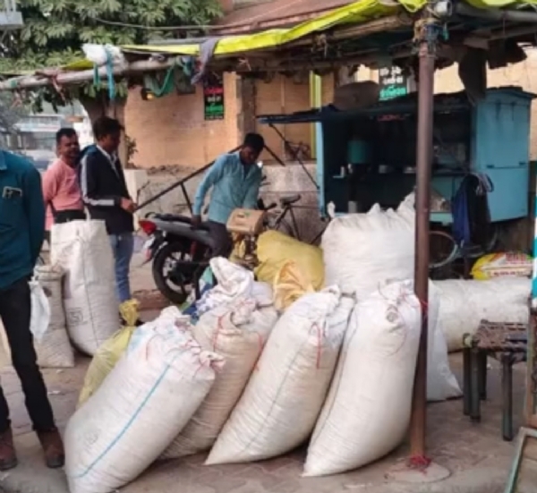 પાટણ માર્કેટયાર્ડ ગેટ પાસે બિલ વિના અનાજનો જથ્થો ખરીદતા જપ્ત કરવામાં આવ્યો.
