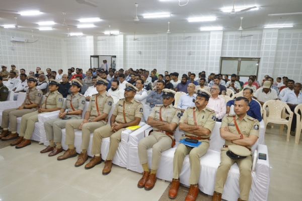 રેન્જ આઈ.જીના અધ્યક્ષ સ્થાને પોરબંદરમાં લોકદરબાર યોજાયો.