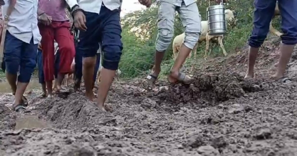 રમશે ગુજરાત, ભણશે ગુજરાત”…પણ હાથસણી સીમશાળાના વિધાર્થીઓ માટે ભણતર બની ગયું સંઘર્ષમય; ગંદા પાણી, વેરાન વિસ્તાર અને વન્યપ્રાણીઓના ભય વચ્ચે 5 કિમી ચાલીને સ્કૂલે પહોંચવાની મજબૂરી