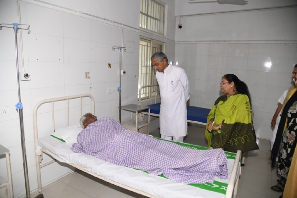 શ્રમ,રોજગાર મંત્રી કુંવરજી બાવળીયાએ રાજકોટમાં ઈ.એસ.આઈ.સી. હોસ્પિટલની મુલાકાત લીધી