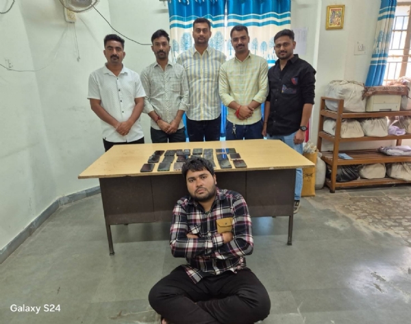 મહેસાણા: રામપુરા સર્કલ પાસે 21 ચોરાયેલા મોબાઈલ સાથે શખ્સ ઝડપાયો