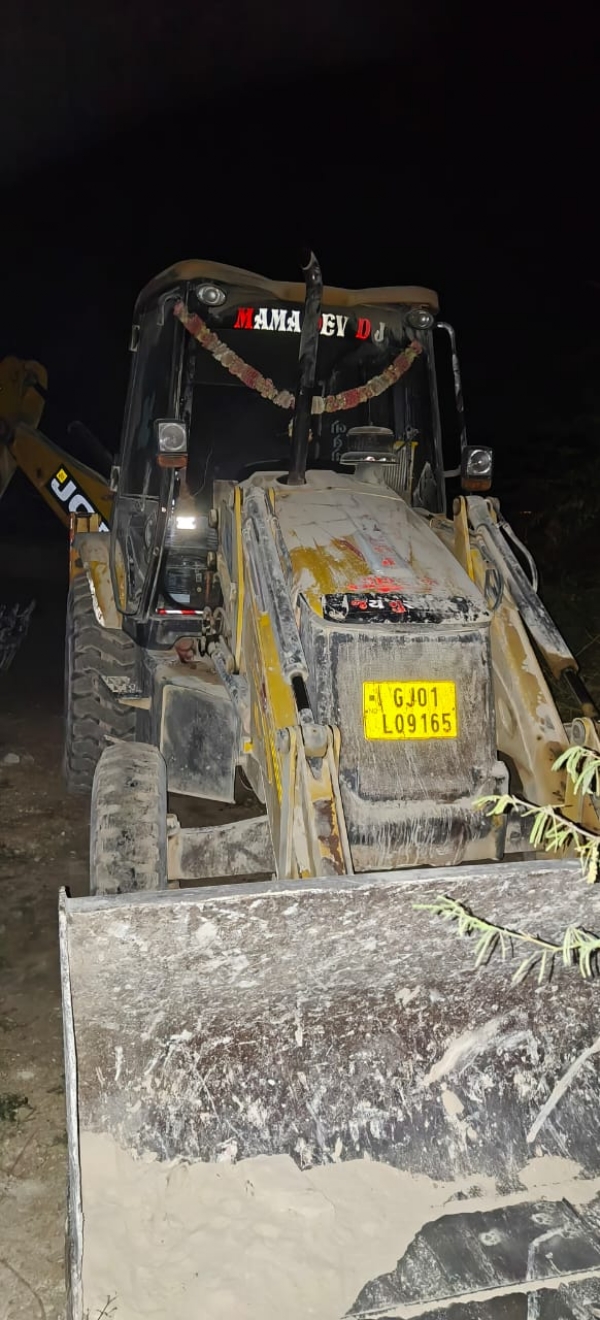 નાગકા અને બાવળવાવ ગામે ગેરકાયદેસર ચાલતી ખાણો પર તંત્રના દરોડા.