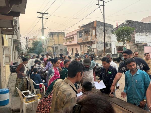 કુંભારવાડા વિસ્તારમાં SIR  ની કામગીરીમાં સેવાભાવી યુવાનો મદદરૂપ થયા.