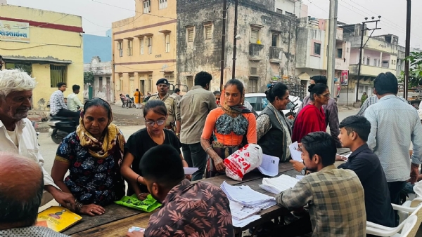 કુંભારવાડા વિસ્તારમાં SIR  ની કામગીરીમાં સેવાભાવી યુવાનો મદદરૂપ થયા.