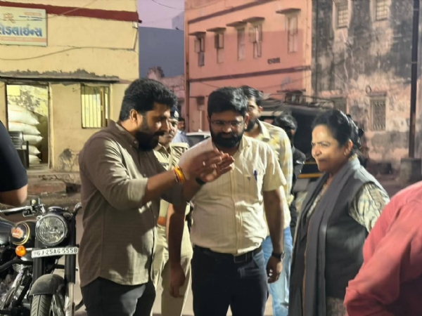 કુંભારવાડા વિસ્તારમાં SIR  ની કામગીરીમાં સેવાભાવી યુવાનો મદદરૂપ થયા.