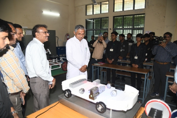 કેબિનેટ મંત્રી કુંવરજી બાવળીયા દ્વારા રાજકોટની ત્રણ આઈ.ટી.આઈ.ની મુલાકાત