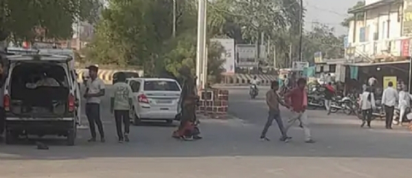 ચાણસ્મા બસ મથકે ખાનગી વાહનોના ગેરકાયદેસર પ્રવાહથી ટ્રાફિક મુશ્કેલી ચાણસ્મા બસ મથકે ખાનગી વાહનોના ગેરકાયદેસર પ્રવાહથી ટ્રાફિક મુશ્કેલી