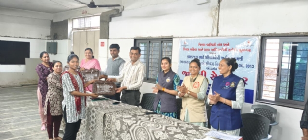 ગૃહ ઉદ્યોગ જૂથની મહિલાઓને