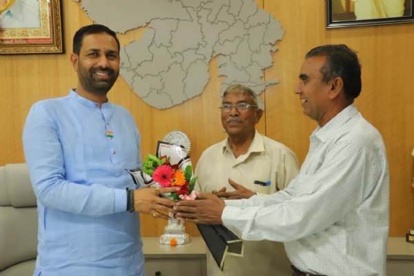 અમરેલી જનસંપર્ક કાર્યાલય ખાતે નાગરિકોની રજૂઆત સાંભળી તાત્કાલિક નિવારણના આદેશ