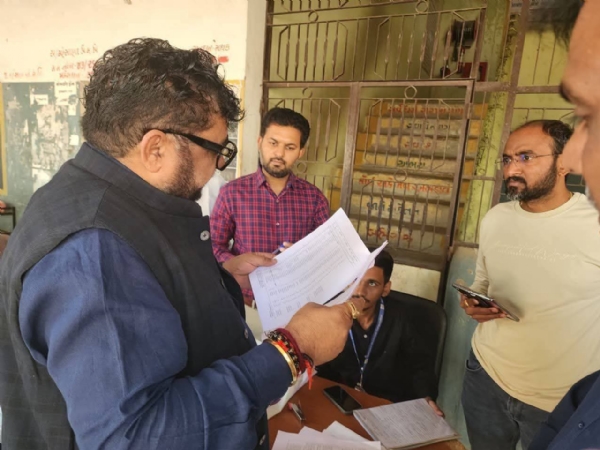 મહેસાણા: મતદાર યાદી સુધારણાની સ્પેશ્યિલ ડ્રાઈવમાં રાજ્યસભા સાંસદ મયંક નાયકનું પ્રેરક યોગદાન મહેસાણા: મતદાર યાદી સુધારણાની સ્પેશ્યિલ ડ્રાઈવમાં રાજ્યસભા સાંસદ મયંક નાયકનું પ્રેરક યોગદાન