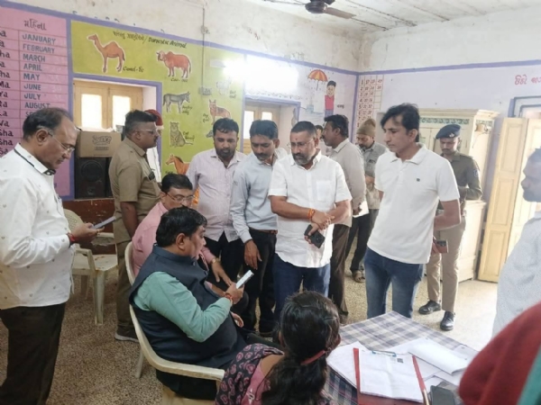 લાઠીમાં મતદાર યાદી સુધારણા અભિયાનનો પ્રારંભ: BLO દ્વારા ઘરે-ઘરે ફોર્મ વિતરણ, ધારાસભ્ય જનકભાઈ તળાવીયાની મુલાકાત લાઠીમાં મતદાર યાદી સુધારણા અભિયાનનો પ્રારંભ: BLO દ્વારા ઘરે-ઘરે ફોર્મ વિતરણ, ધારાસભ્ય જનકભાઈ તળાવીયાની મુલાકાત