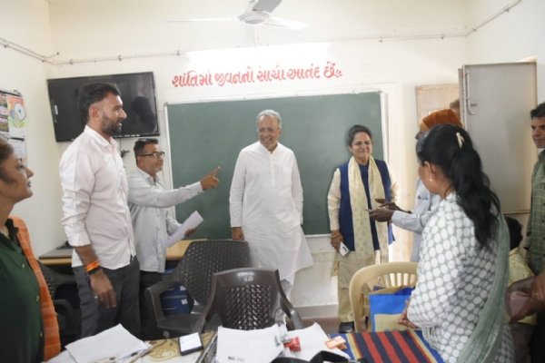 વન અને પર્યાવરણ મંત્રીની પોરબંદર જિલ્લાના વિવિધ ગામોની મુલાકાત. વન અને પર્યાવરણ મંત્રીની પોરબંદર જિલ્લાના વિવિધ ગામોની મુલાકાત.