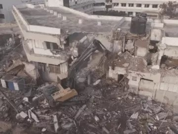 ભાવનગરમાં મેગા ડિમોલિશન ડ્રાઈવ: અકવાડા નજીક દારૂલ ઉલુમ મદરેસા કમ્પાઉન્ડમાં 1500 ચો.મી. દબાણ દૂર, પોલીસ બંદોબસ્ત વચ્ચે કાર્યવાહી પૂર્ણ