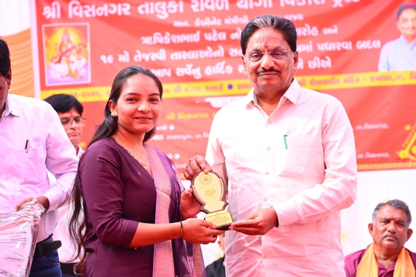 વિસનગરના કમાણા ખાતે રાવળ યોગી વિકાસ ટ્રસ્ટ દ્વારા તેજસ્વી તારલાઓનો ભવ્ય સન્માન સમારોહ વિસનગરના કમાણા ખાતે રાવળ યોગી વિકાસ ટ્રસ્ટ દ્વારા તેજસ્વી તારલાઓનો ભવ્ય સન્માન સમારોહ